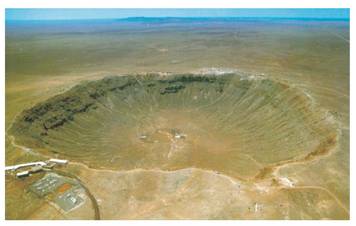Meteor Crater, Arizona. Orain dela 25.000 - 40.000 urte eroritako meteorito batek egina. 800 m zabal eta 200 m sakon ditu. Milaka tonako meteoritoa zela uste da, zorua jo aurretik ia dena atmosferan desegina. Aurkitu den zatirik handienak 635 kg zituen.<br><br>
